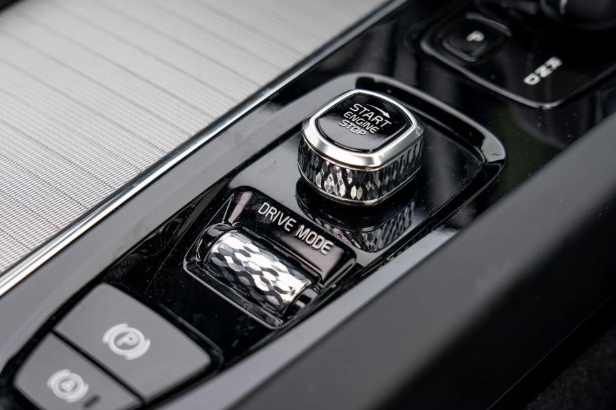 Детали интерьера Volvo XC60 T8 Polestar Engineered 2019 года  (UK) (фото 11 из 40)